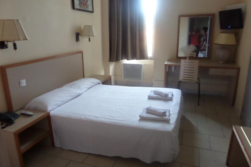 Hotel De La Gare Romans-sur-Isère Buitenkant foto